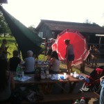 beim Sonnensegel-Aufbauen